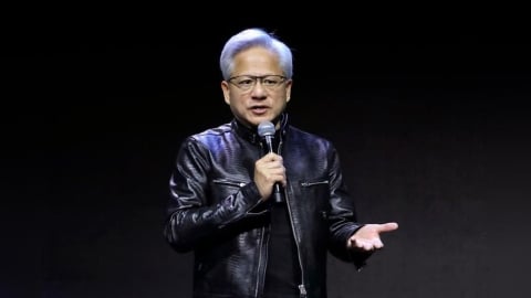 「台日韓股市閃崩」黃仁勳開金口!親吐「買進時機」:趁現在用折扣價買進