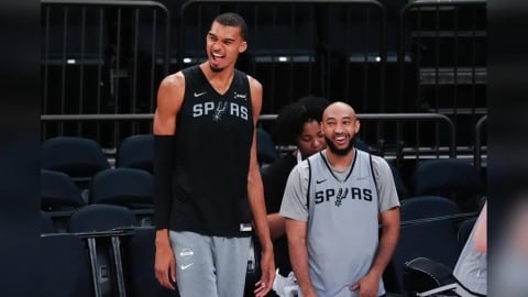 NBA(影)/尼克球迷「歡迎」溫班亞馬光臨紐約!包圍飯店猛噓:準備去打高爾夫吧!