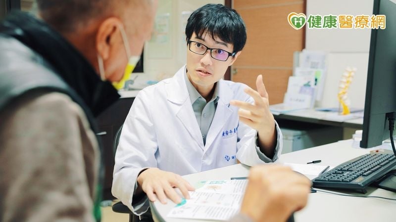 七旬翁下背痛到跛行、走路得扶牆!「微創脊椎術」重拾行動力