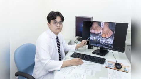 長時間穿「大頭鞋」出大事! 熟男慘拔4次趾甲仍不斷甲溝炎