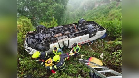 合歡山中巴翻車16傷!司機無照還有97張罰單未繳 罰金高達66萬元
