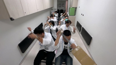 獨家/台南柳營奇美醫院組龍舟隊 下班"陸上行舟"練划超反差