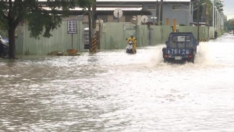 全台大雨狂炸!「這8縣市」明達停班課標準 氣象署最新風雨預測出爐