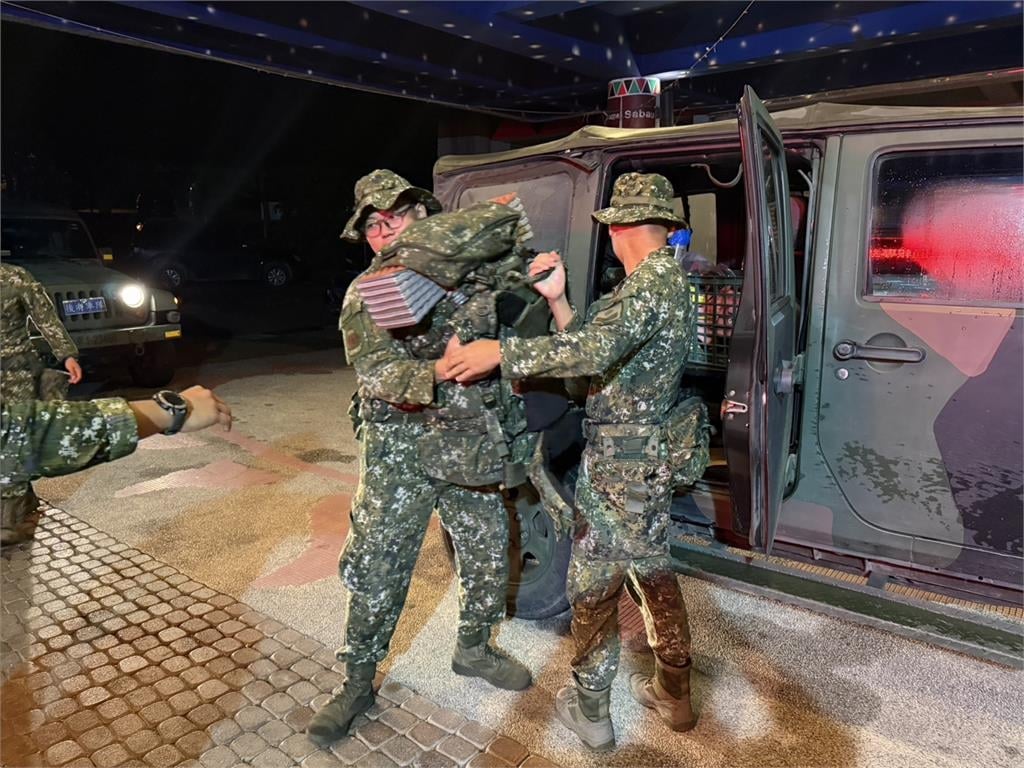 備戰西南氣流！國軍第四作戰區派遣預置兵力　前進高雄山區待命