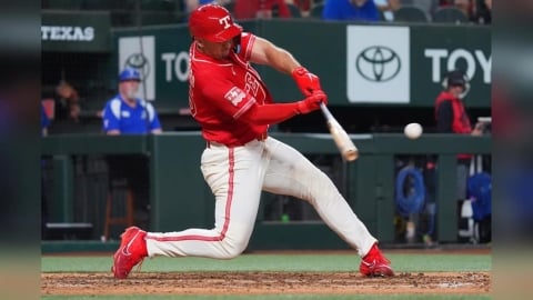 MLB(影)／球迷被全壘打球擊中！遊騎兵明日之星贈簽名球表達歉意