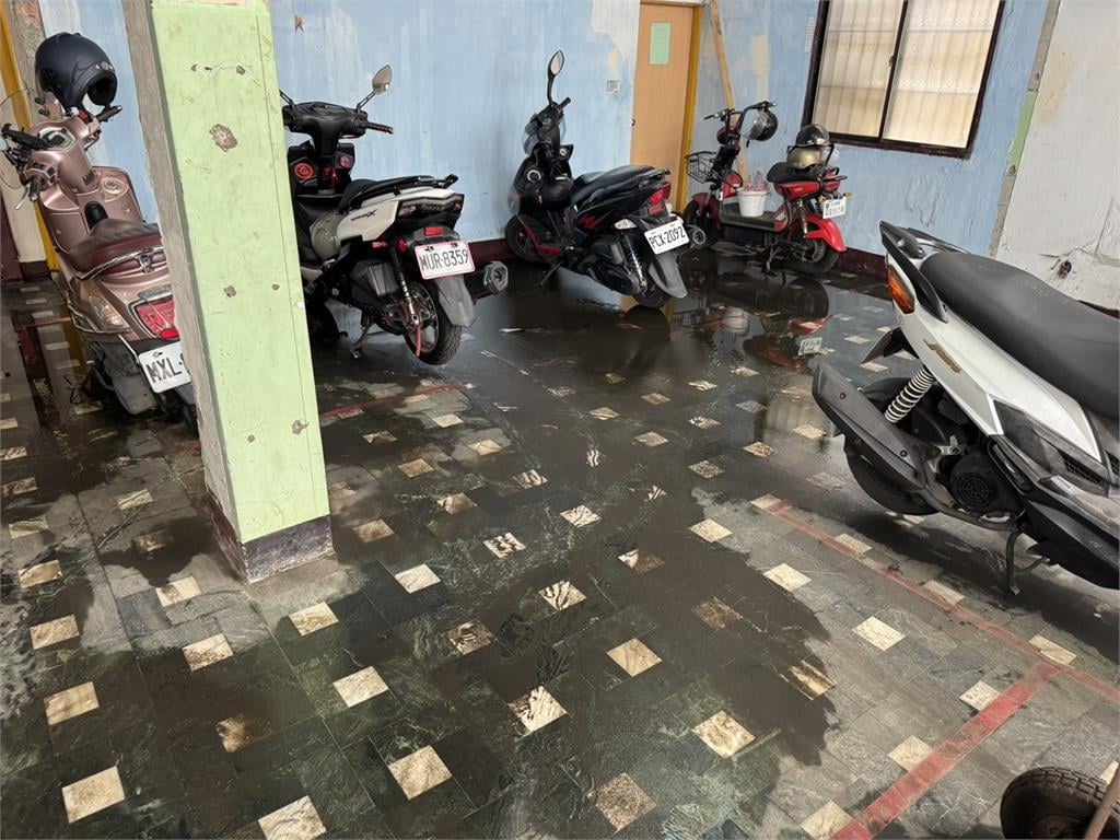 豪雨像用倒的!龜山多戶民宅淹水 居民控鐵路地下化工程是主因