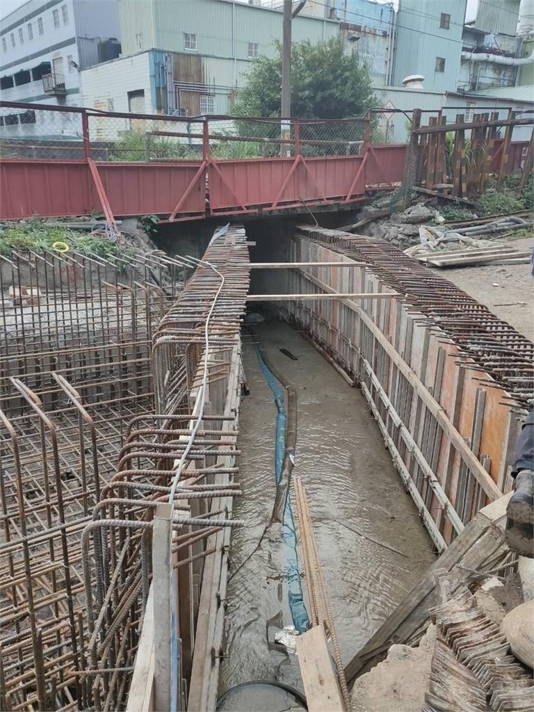 豪雨像用倒的!龜山多戶民宅淹水 居民控鐵路地下化工程是主因