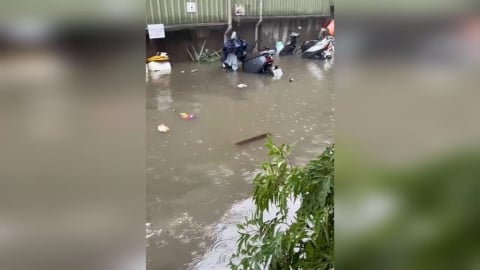 豪雨像用倒的!龜山多戶民宅淹水 居民控鐵路地下化工程是主因