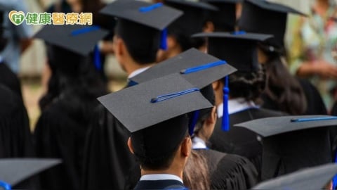 畢業典禮一句話掀討論！專家提醒：強烈語言可能增加年輕人焦慮感