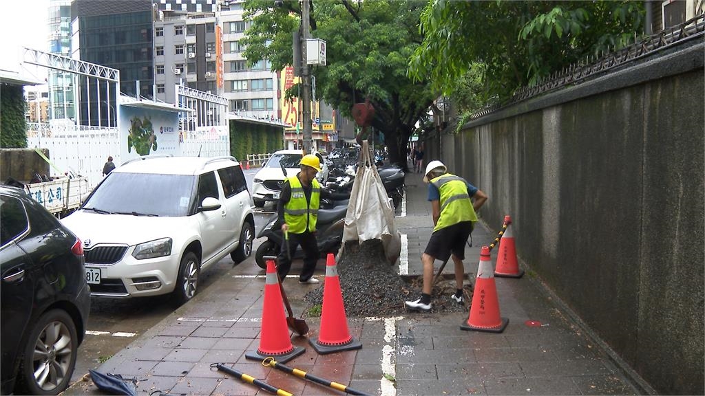 暴雨釀災!北市延平南路「路樹倒塌」 共波及10車