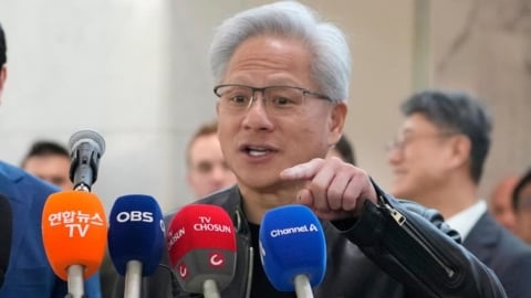 股神巴菲特上身?美AI晶片股大摔跤…黃仁勳卻喊「投資人該高興」原因全說了