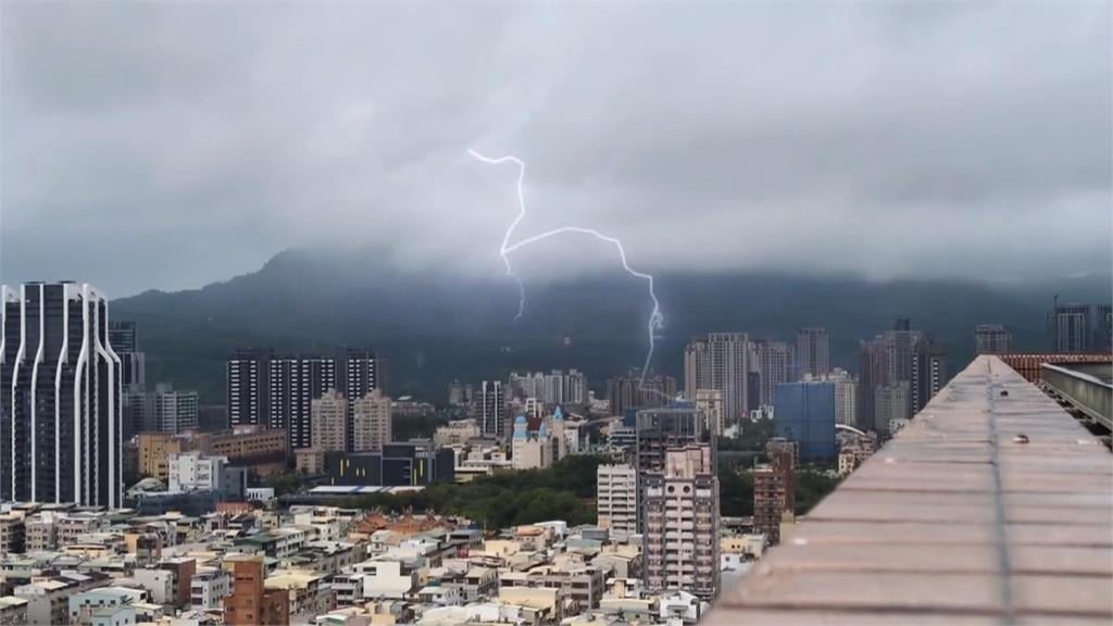 高雄暴雨狂炸!鳳山區現3公尺天坑 楠梓百斤人孔蓋位移
