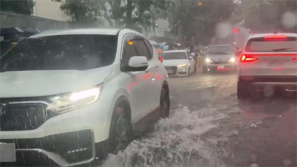 暴雨馬路急流如小河 家長接小朋友放學超狼狽