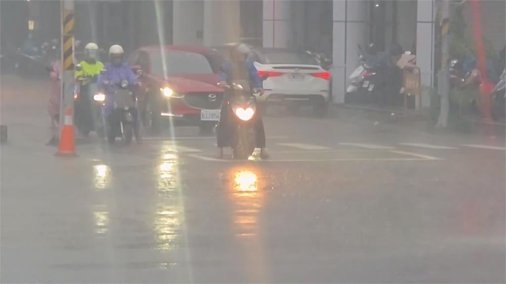 暴雨馬路急流如小河 家長接小朋友放學超狼狽