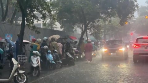 暴雨馬路急流如小河 家長接小朋友放學超狼狽