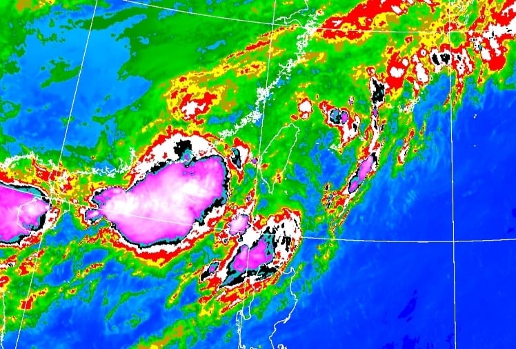超狂梅雨瀉全台！驚見「一片紫白」雲帶逼近⋯專家揭最猛時刻：強風軸正對台灣