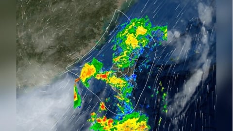 超狂梅雨瀉全台!驚見「一片紫白」雲帶逼近⋯專家揭最猛時刻:強風軸正對台灣