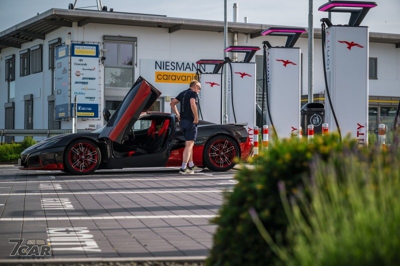 英國探險家駕馭純電超跑 Rimac Nevera 完成 2,700 公里長征