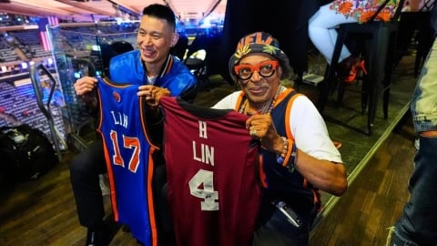 NBA(影)/林書豪來了!尼克冠軍賽主場高規格迎接「名導演拿林來瘋球衣要簽名」