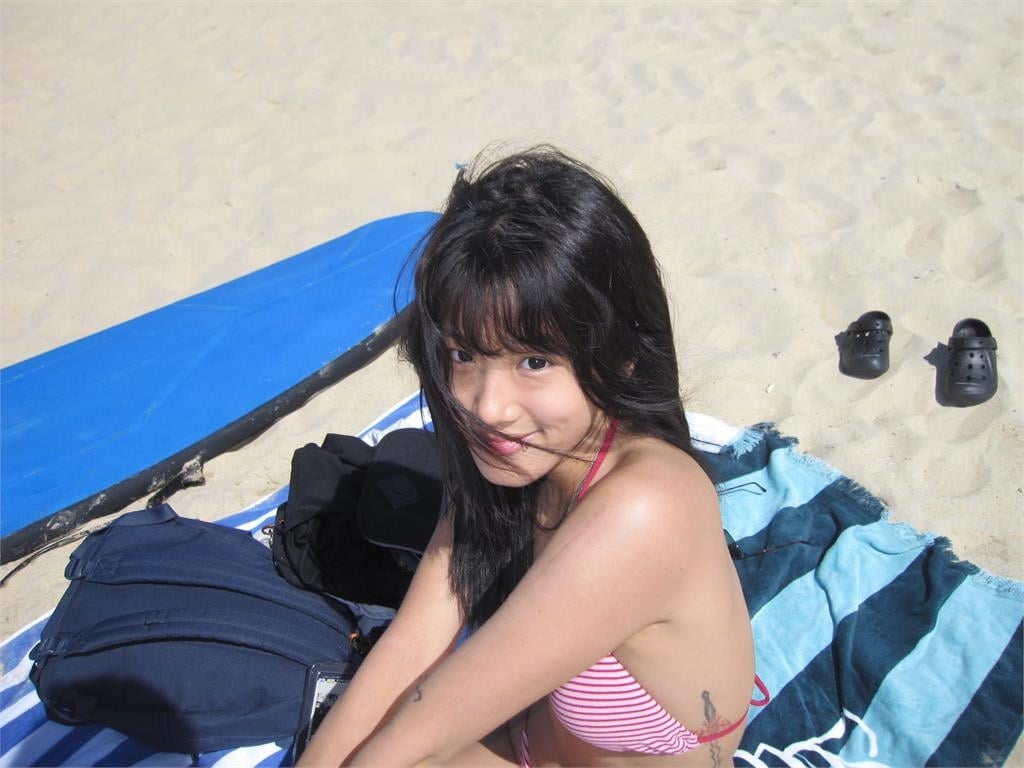 賈靜雯愛女Angel曬海邊泳裝辣照!網友狂讚「神複製媽媽顏值」
