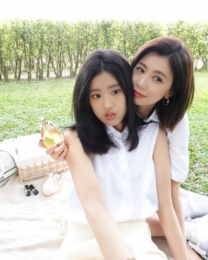 賈靜雯愛女Angel曬海邊泳裝辣照!網友狂讚「神複製媽媽顏值」