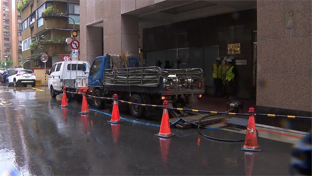 午後豪雨狂炸!積淹水釀車輛拋錨 北市出動抽水機待命
