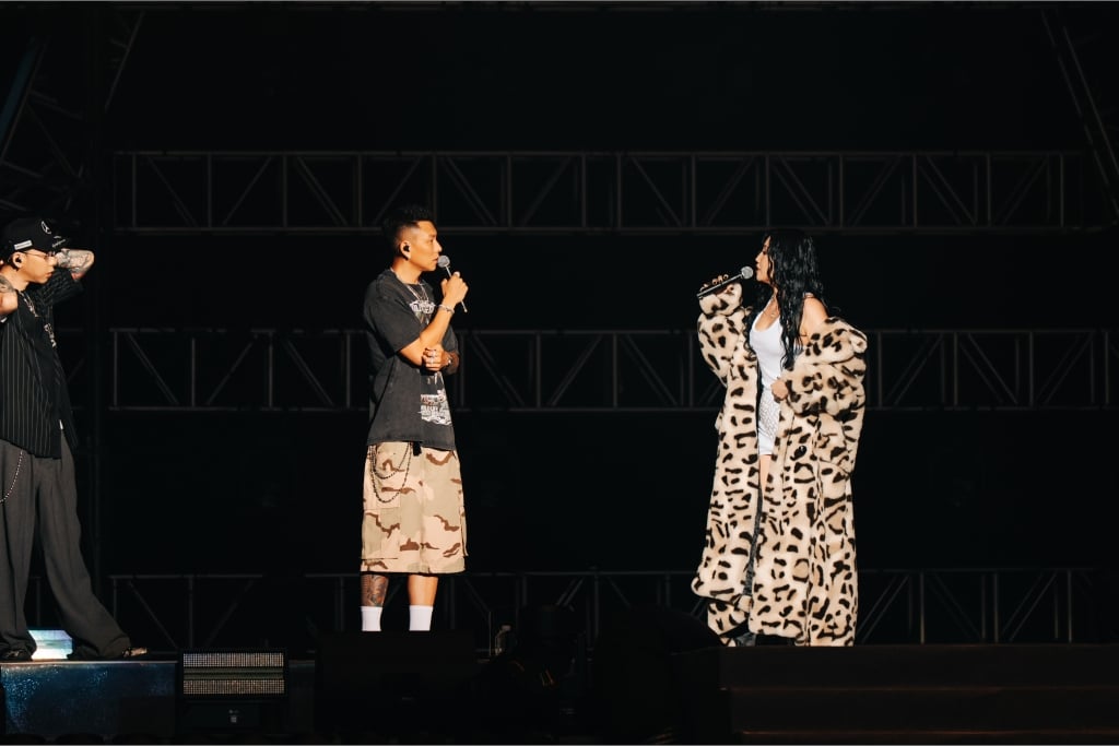 A-Lin 逛街變嘉賓？突現身頑童演唱會 性感辣裝「脫一半」超震撼