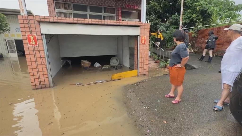 水位淹到膝蓋 ! 台中烏日居民:十幾部機車.單車全泡水
