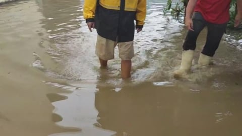 水位淹到膝蓋 ! 台中烏日居民:十幾部機車.單車全泡水