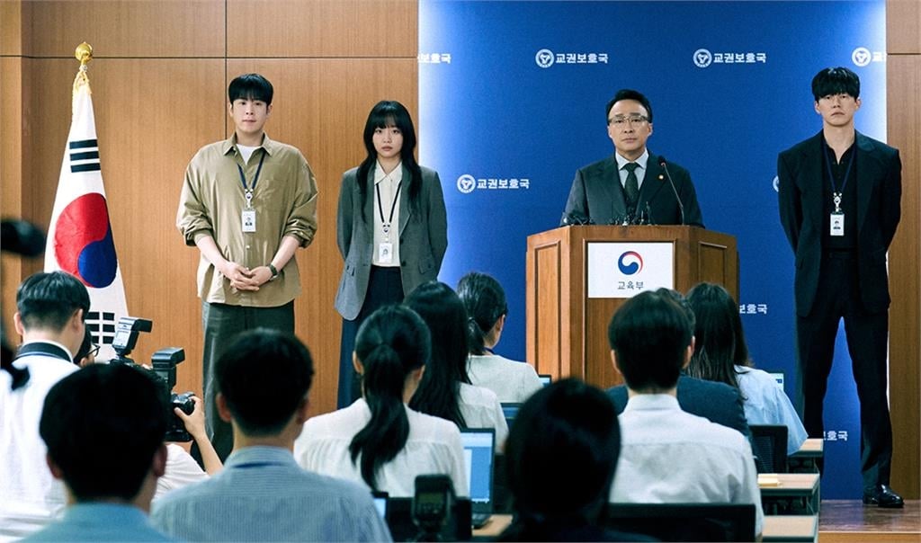 《鐵拳教育》驚見高雄市長?男星戴眼鏡「撞臉陳其邁」台粉笑瘋:越看越像
