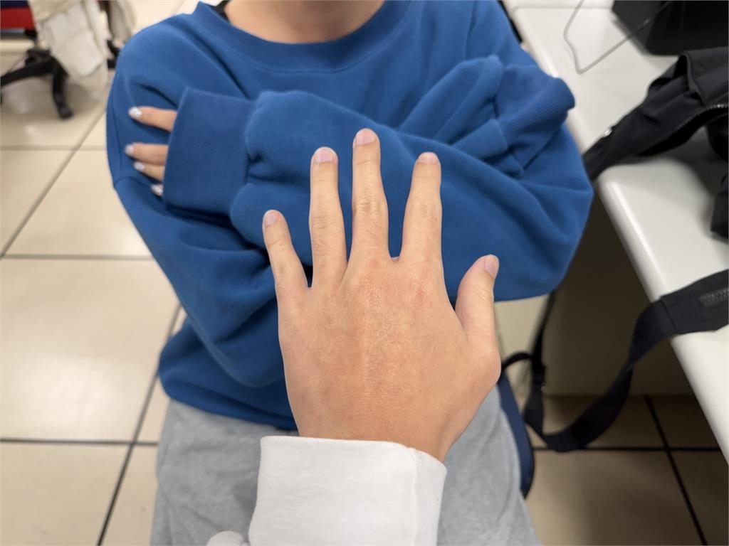 她淚揭學生時期遭親父、哥逼「脫衣侵犯」!生母聽真相「冷回5字」網氣炸