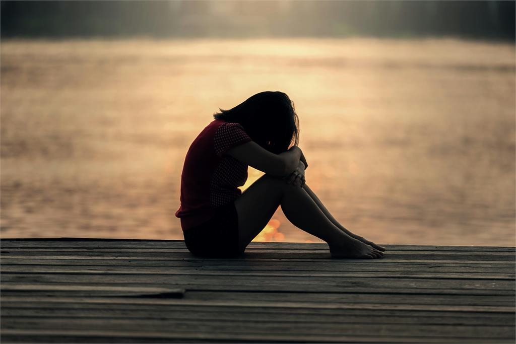 她淚揭學生時期遭親父、哥逼「脫衣侵犯」!生母聽真相「冷回5字」網氣炸
