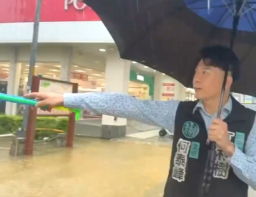 溼答答上學! 台中大里又淹水學生狼狽涉水而過