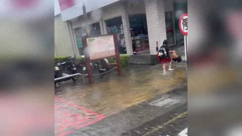 溼答答上學! 台中大里又淹水學生狼狽涉水而過