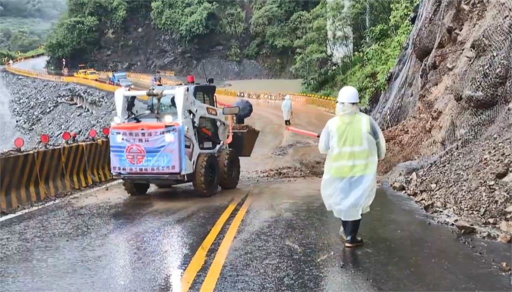 雨彈!台20線88.5K便道現零星落石 高雄山區「瓦筏哈橋」引道路基塌陷