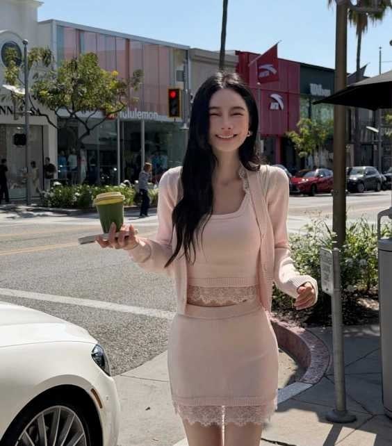 余函彌經營服飾店,兩年前曾遇到風波。(圖/翻攝自余函彌IG)