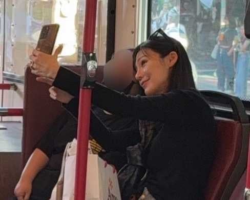 本刊讀者在公車上巧遇親切與粉絲合照的吳依潔。(圖/讀者提供)
