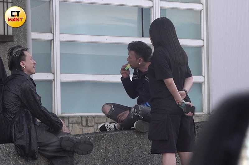 小春前年5月也曾被直擊在長庚科技大學校慶演出前,與工作人員於全面禁菸的校園內抽菸。(圖/本刊攝影組)
