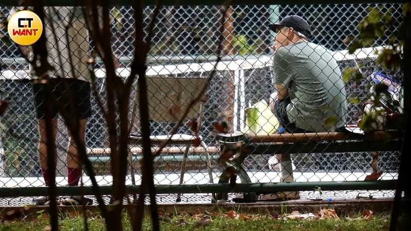 周湯豪去年10月深夜和2男2女一起做運動揮灑汗水,期間多次在球場抽菸。(圖/本刊攝影組)