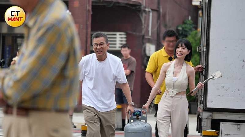 沈玉琳和艾融終於有表現機會,使勁提著瓦斯桶走。(圖/本刊攝影組)