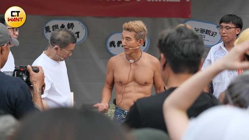 節目錄製進入高潮階段,潘若迪還脫掉上衣與粉絲玩遊戲。(圖/本刊攝影組)