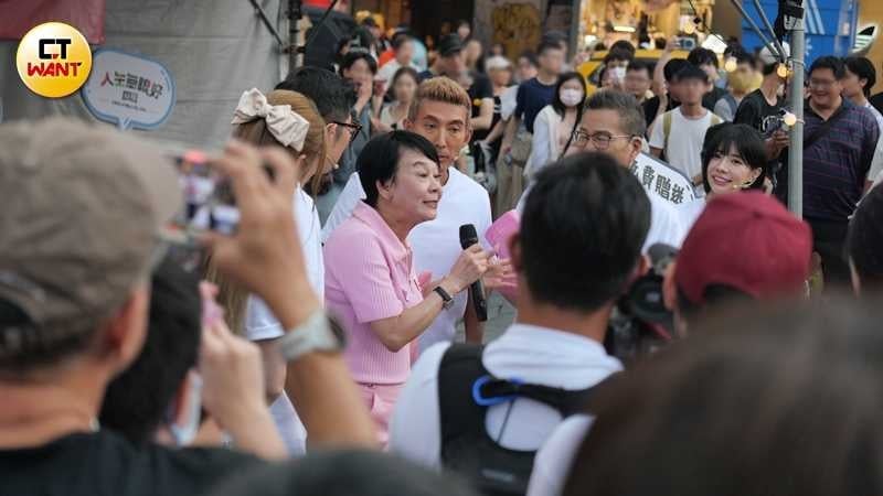 王思佳媽媽布蘭妮特地到場獻花祝賀沈玉琳回歸。(圖/本刊攝影組)