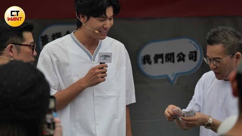風田現身向沈玉琳討12萬結婚紅包,沈玉琳製造節目效果現場掏了1200給風田。(圖/本刊攝影組)