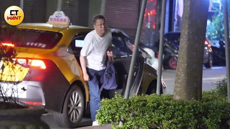 沈玉琳結束工作與晚餐獨自搭乘計程車返回內湖住處,雖臉上未見明顯疲憊神色,但仍略帶著幾分病後虛弱感。(圖/本刊攝影組)