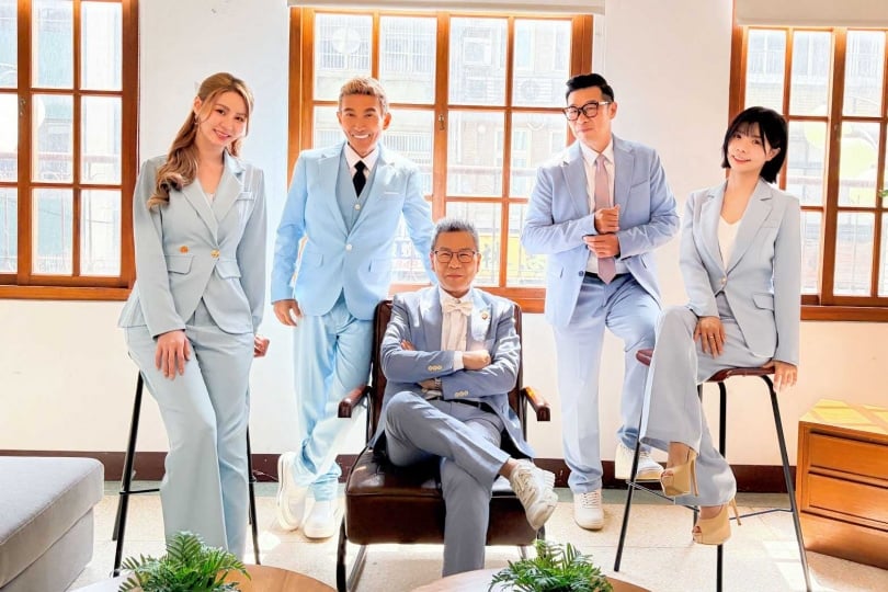 沈玉琳(中)與潘若迪(左2)、馬力歐(右2),以及啦啦隊女神短今(左)、林艾融(右)兩位特助,一同主持全新節目《人生無限好公司》。(圖/東森綜合台提供)