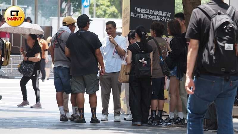沈玉琳被本刊直擊竟在西門町捷運站6號出口附近的陰涼處,3度抽加熱菸,身旁還圍著一群工作人員。(圖/本刊攝影組)