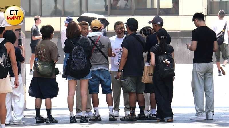 沈玉琳和潘若迪、艾融一起拿著印有節目QR Code的板子沿街向民眾介紹新節目。(圖/本刊攝影組)