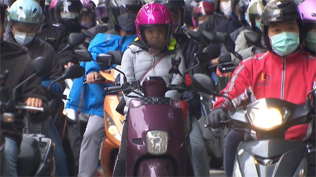 下雨天出門濕身超崩潰!她推「150元擋雨神器」萬人狂讚:小腿以下全乾