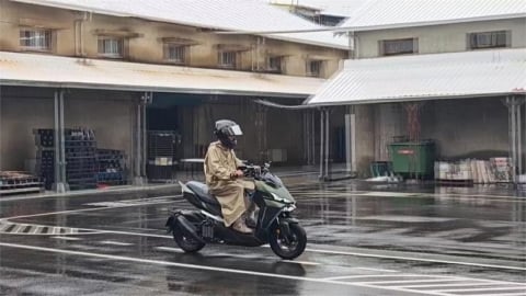 機車族下雨天出門濕身超崩潰！她推「150元擋雨神器」萬人讚：小腿以下全乾