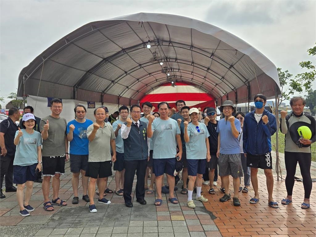 市長我們要拿三萬獎金!」風雨無阻備戰龍舟賽 市長黃偉哲關心選手訓練與賽事整備